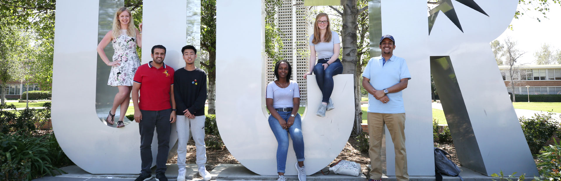 Students inside the UCR sign